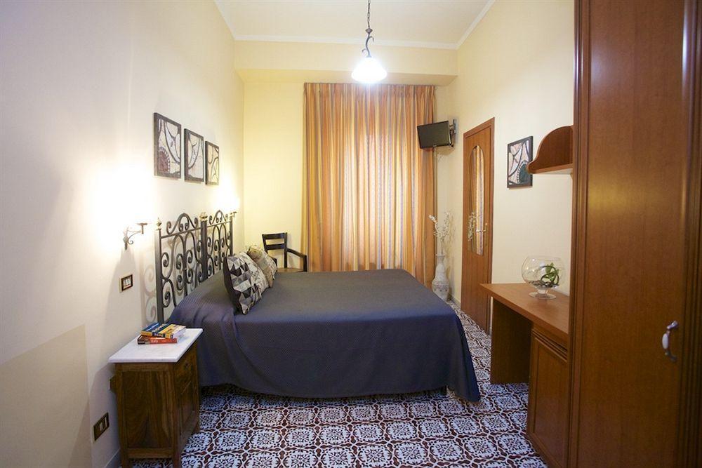 Nicolas Inn Rome Bagian luar foto